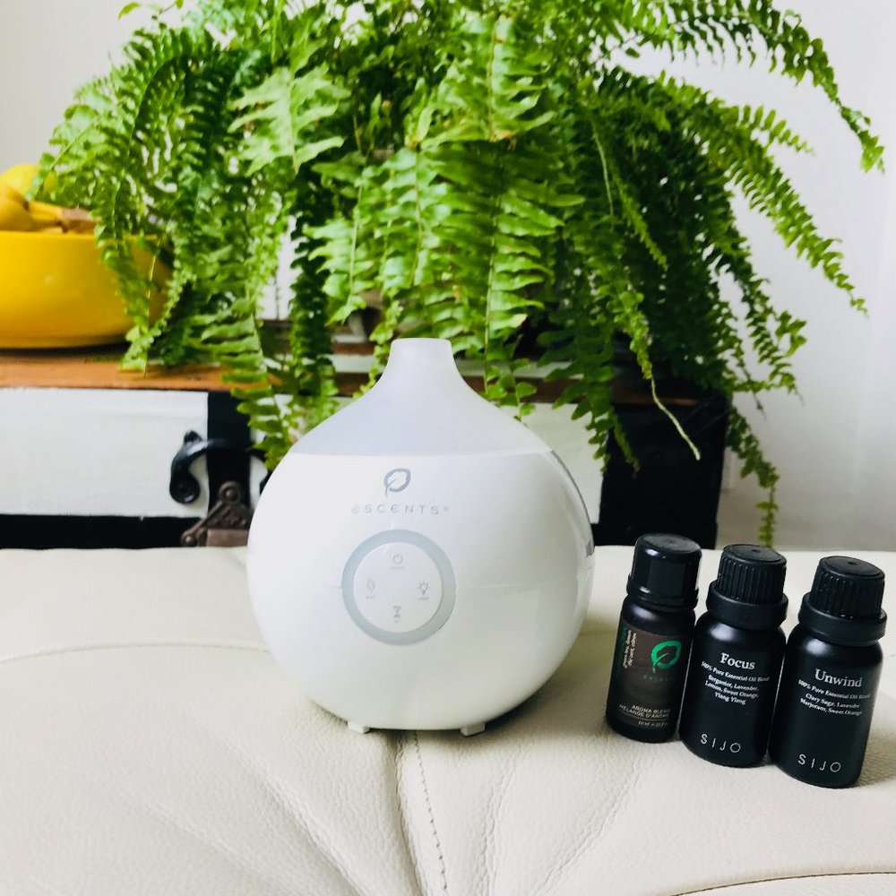Escents Dot Aroma Diffuser Humidifier Air Purifier with Essential Oils Bundle